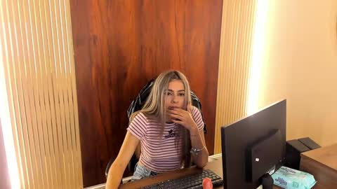 Snapshot of miacarperrlux chatting on January 2025 12:50:01 AM MiaCarper online show from January 2025 12:50:01 AM