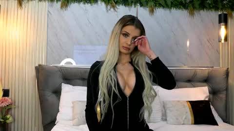 Mia online show from January 2026 09:49:02 PM