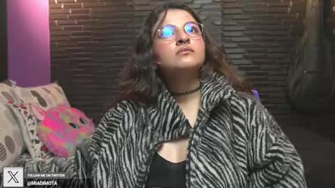 Mia online show from November 2025 07:21:01 AM