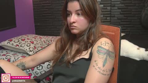 Mia online show from November 2025 07:49:01 AM