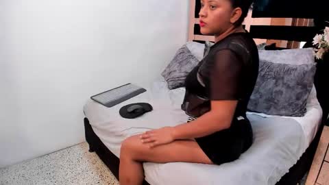 Mia  online show from November 2025 05:24:01 PM