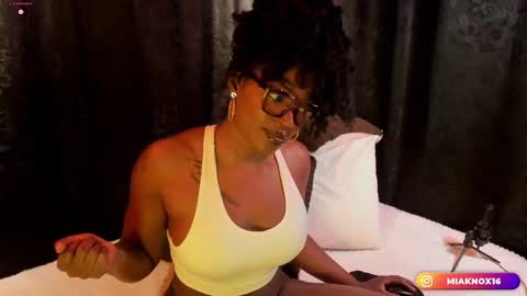 Mia online show from March 2026 12:27:02 AM