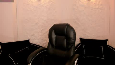 Snapshot of mialaurence_ chatting on April 2026 10:05:01 PM Call me Mia online show from April 2026 10:05:01 PM