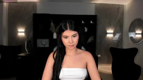 Snapshot of mialaurence_ chatting on May 2026 07:23:02 PM Call me Mia online show from May 2026 07:23:02 PM