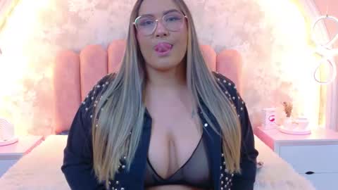 Mia online show from January 2026 04:04:02 AM