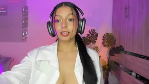 Mia Fernandez online show from July 2026 12:53:02 AM