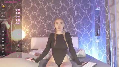 Mia online show from November 2025 09:19:02 AM