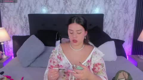 Mia   -5 7001400 Follow  online show from May 2026 01:06:01 PM