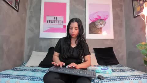 Mia online show from October 2025 10:25:02 PM