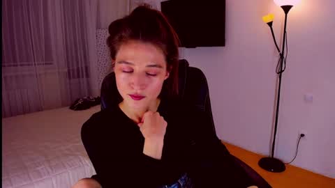 Mia online show from June 2026 07:07:01 PM
