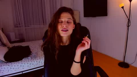 Mia online show from June 2026 07:03:02 PM