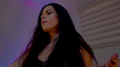 Mia online show from September 2025 03:17:01 PM