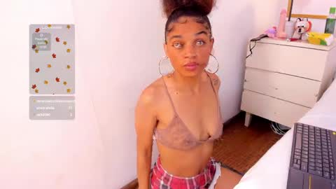 Snapshot of michellebronx chatting on May 2026 04:26:01 PM michellebronx online show from May 2026 04:26:01 PM