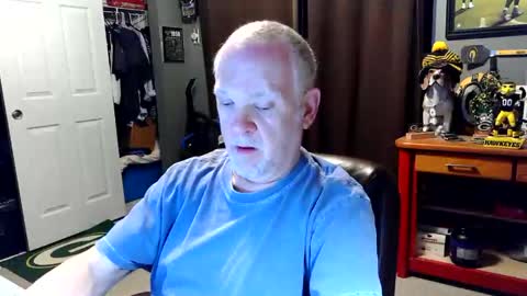 Snapshot of midwestdad09 chatting on April 2026 08:17:02 AM midwestdad09 online show from April 2026 08:17:02 AM