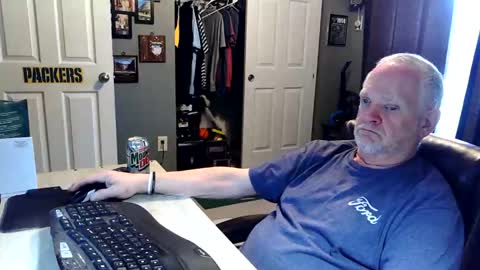 Snapshot of midwestdad09 chatting on April 2026 06:25:01 PM midwestdad09 online show from April 2026 06:25:01 PM