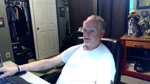 Snapshot of midwestdad09 chatting on May 2026 12:48:01 PM midwestdad09 online show from May 2026 12:48:01 PM