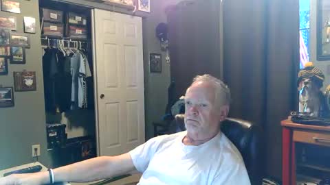 Snapshot of midwestdad09 chatting on May 2026 10:33:02 AM midwestdad09 online show from May 2026 10:33:02 AM