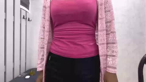 Mia online show from November 2025 06:52:02 PM