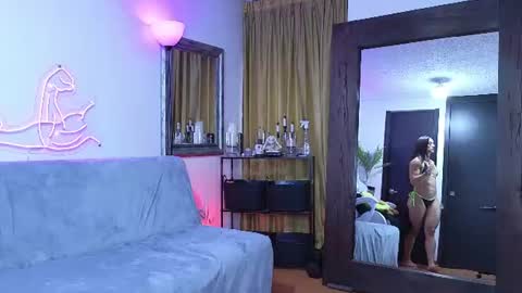 Snapshot of mightylaura chatting on June 2026 10:52:01 PM Laura online show from June 2026 10:52:01 PM