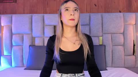 Snapshot of miia_reeves_ chatting on April 2026 11:26:02 AM Mia online show from April 2026 11:26:02 AM