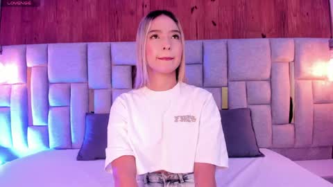 Snapshot of miia_reeves_ chatting on May 2026 11:09:02 AM Mia online show from May 2026 11:09:02 AM