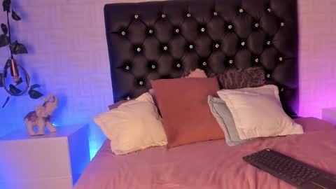 Mia online show from February 2025 11:15:02 PM