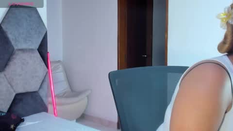 Snapshot of mikaelastonne chatting on May 2026 07:09:02 PM Mikaela blondie bigass online show from May 2026 07:09:02 PM