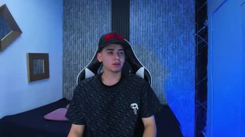 Mike 0233 online show from December 2025 04:08:02 AM