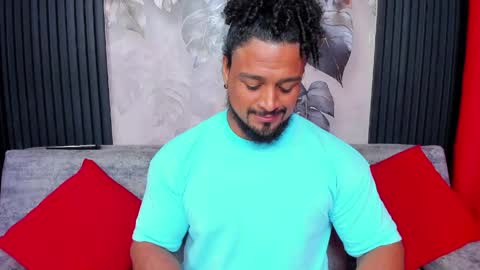 Snapshot of mike_estevess chatting on May 2026 04:44:02 PM online show from May 2026 04:44:02 PM