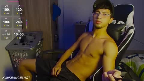 Snapshot of mike_pineapple chatting on June 2026 03:43:02 AM Mike Pineapple online show from June 2026 03:43:02 AM