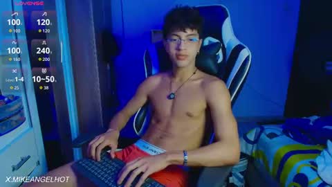 Snapshot of mike_pineapple chatting on June 2026 03:39:01 AM Mike Pineapple online show from June 2026 03:39:01 AM