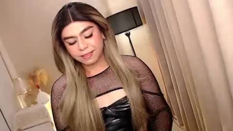 Snapshot of mikha_sensual chatting on October 2025 05:14:01 PM Theresa Luna online show from October 2025 05:14:01 PM