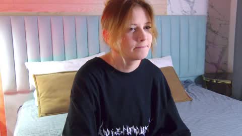 Snapshot of mila_blum chatting on April 2026 05:28:01 PM mila_blum online show from April 2026 05:28:01 PM