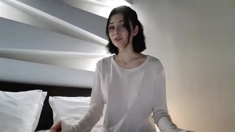 milla bella online show from April 2026 08:03:01 PM