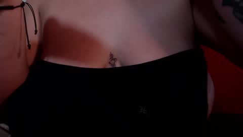 Snapshot of milu_w4llace chatting on February 2026 09:00:02 PM Milu Wallace online show from February 2026 09:00:02 PM