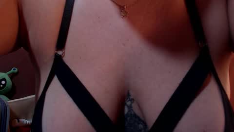 Snapshot of milu_w4llace chatting on March 2026 01:07:02 AM Milu Wallace online show from March 2026 01:07:02 AM