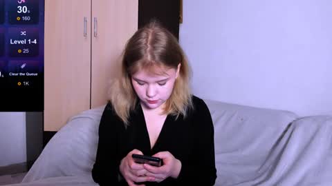 Snapshot of mina27372 chatting on December 2024 01:30:01 AM hi Im Mina online show from December 2024 01:30:01 AM
