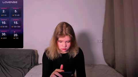 Snapshot of mina27372 chatting on December 2024 01:18:02 AM hi Im Mina online show from December 2024 01:18:02 AM