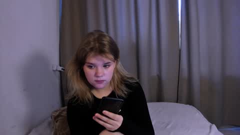 Snapshot of mina27372 chatting on January 2025 04:39:01 AM hi Im Mina online show from January 2025 04:39:01 AM