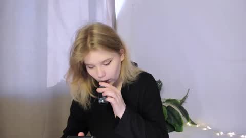 Snapshot of mina27372 chatting on March 2025 01:26:02 AM hi Im Mina online show from March 2025 01:26:02 AM