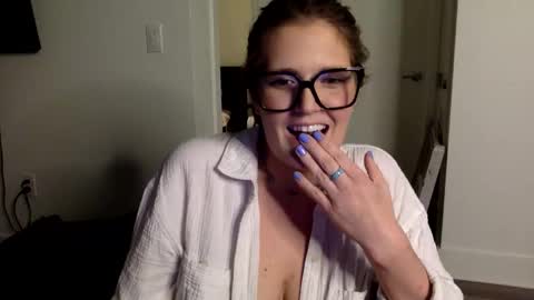 Snapshot of mindymounds chatting on May 2026 01:56:01 AM Mindy online show from May 2026 01:56:01 AM
