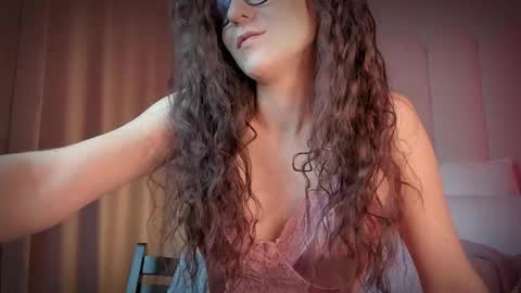 Snapshot of mira_kraviz chatting on November 2025 06:18:01 PM Mira online show from November 2025 06:18:01 PM