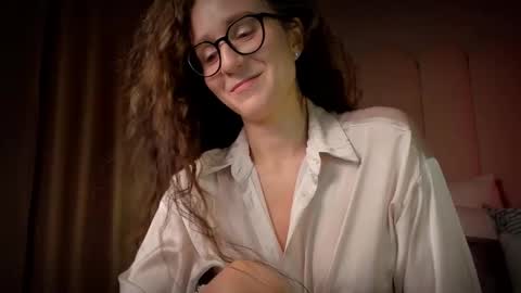 Snapshot of mira_kraviz chatting on February 2026 03:53:01 PM Mira online show from February 2026 03:53:01 PM