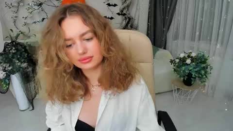 Emma online show from October 2025 07:15:02 PM