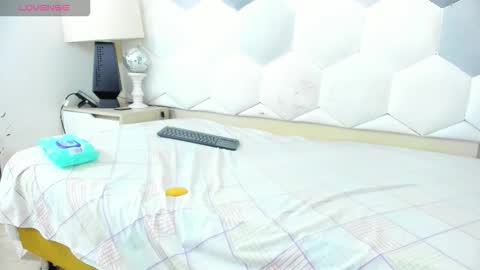 Mishell Parisi online show from November 2025 06:01:01 PM