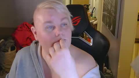 Snapshot of misslj90 chatting on April 2026 09:10:02 PM misslj90 online show from April 2026 09:10:02 PM