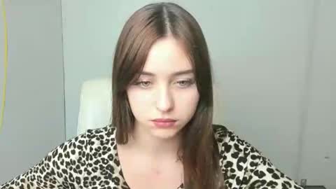 Mia online show from November 2025 12:49:01 PM