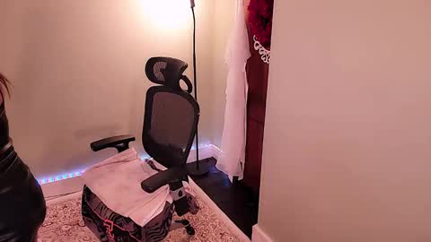 Mina online show from December 2024 01:47:01 AM