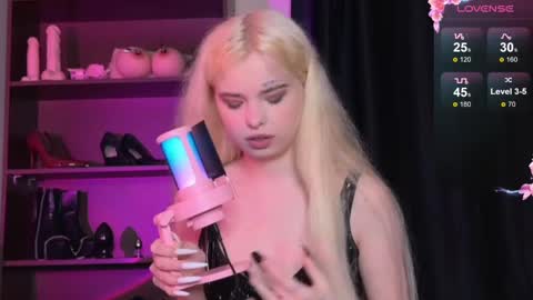 Snapshot of missslola chatting on December 2024 02:17:02 PM Misss Lola Angel online show from December 2024 02:17:02 PM