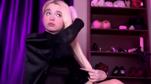 Snapshot of missslola chatting on January 2025 01:52:02 PM Misss Lola Angel online show from January 2025 01:52:02 PM